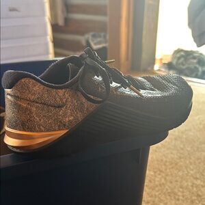 Stylish Black and Gold Men's Shoe